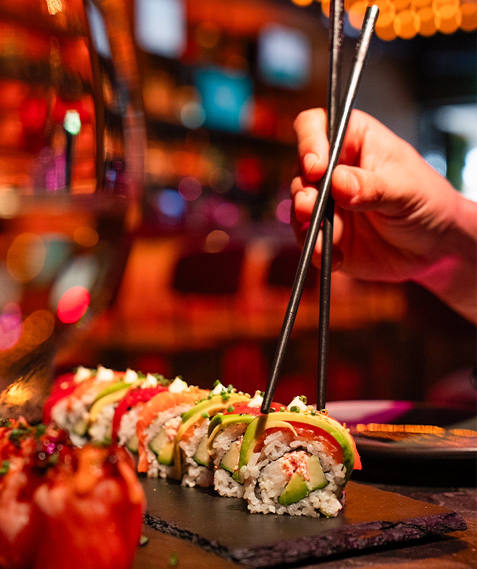 Sushi met eetstokjes bij KUMA 129