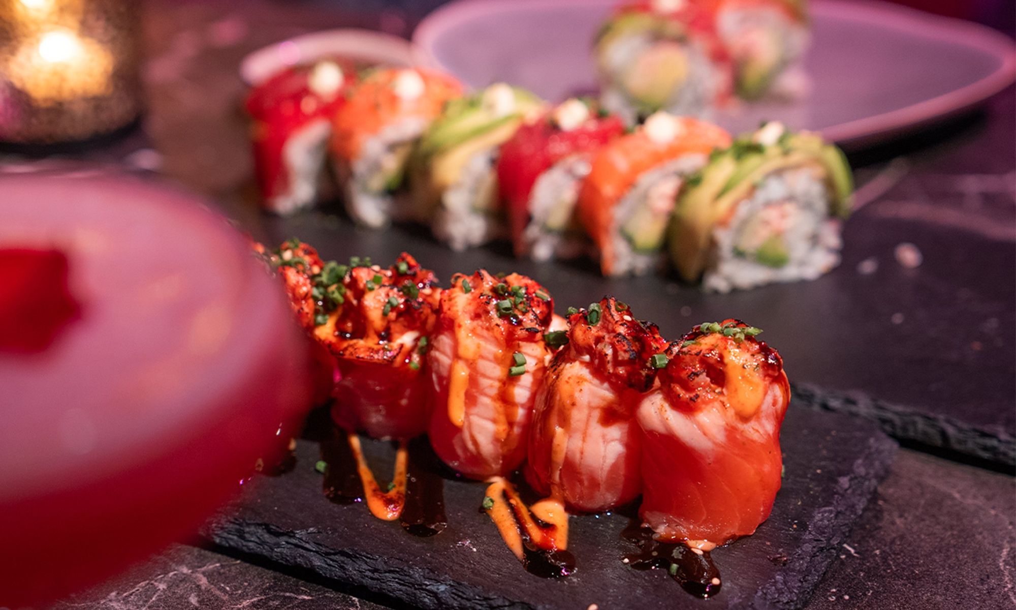 Flamed salmon en rainbow roll