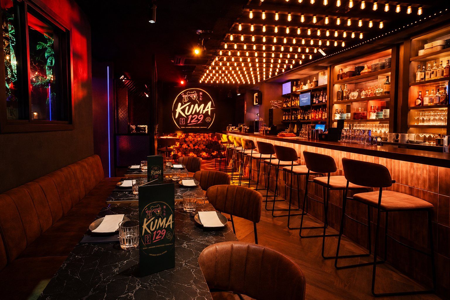 De zaal en bar van KUMA 129